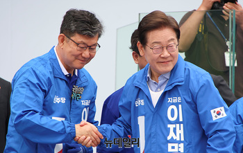 [포토] 연단 오르며 악수하는 이재명 후보 