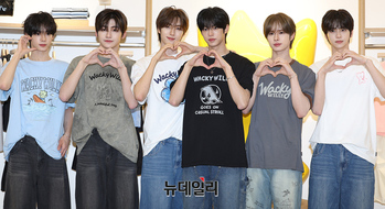 [포토] 명동 등장한 투어스