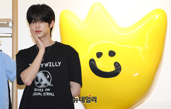 [영상] 투어스 도훈, 명동 나들이