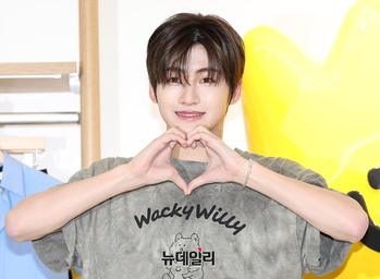 [영상] 투어스 지훈, 팬 몰고 등장