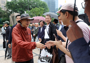 [포토] 선거 앞두고 청계천 산책하는 이명박 전 대통령