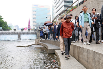 [포토] 청계천서 시민들과 인사하는 MB