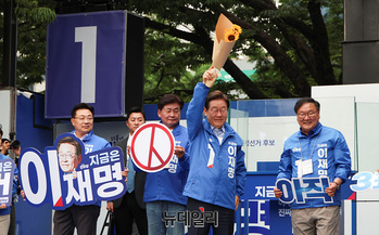 [포토] 꽃 선물받은 이재명 후보 