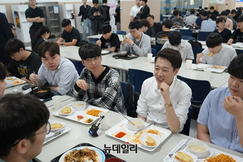 [포토] 한국공항대서 학식 먹는 이준석 후보