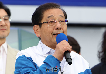 [포토] 이재명 유세장 등장한 호사카 유지 교수 