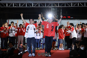 [포토] 한동훈 전 대표 손 잡은 김문수 후보