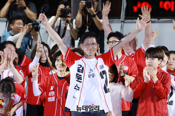 [포토] 두손 들어 승리 다짐하는 김문수 후보