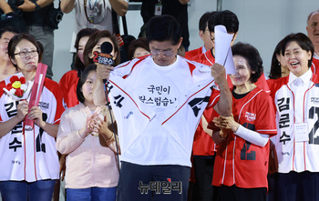 [포토] 가슴 풀어헤친 김문수 "내 방탄복은 국민 여러분"