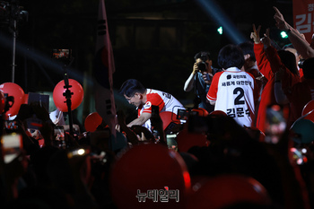 [포토] 시민들 손잡아 주는 김문수 후보