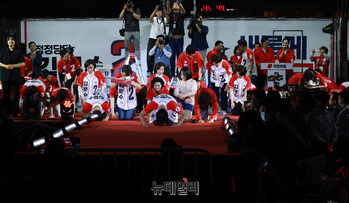 [포토] 큰절로 지지호소 하는 김문수 후보와 선대위