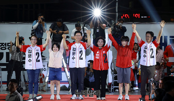 [포토] 가족들과 함께 인사하는 김문수 후보 