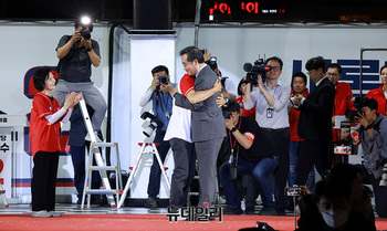 [포토] 유세장서 포옹하는 김문수·이낙연 