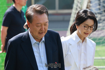 [영상] 투표소 향하는 윤석열 전 대통령 내외