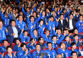[포토] 환호하는 더불어민주당 