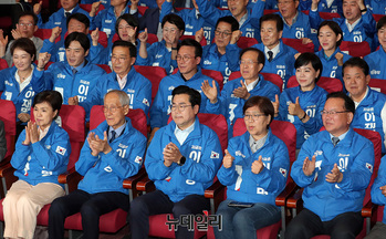 [포토] '출구조사' 지켜보는 더불어민주당 