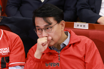 [포토] 침통한 표정으로 출구조사 지켜보는 윤상현