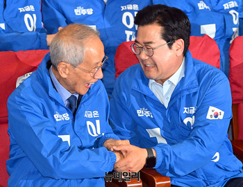 [포토] 악수나누는 윤여준·박찬대 