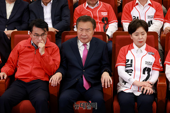 [포토] 탄식속에 출구조사 결과 지켜보는 손학규