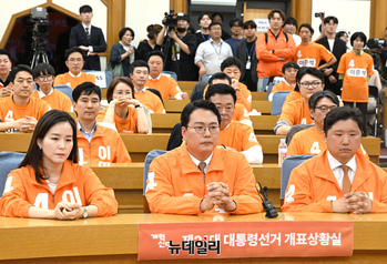 [포토] 출구조사 결과에 침통한 개혁신당