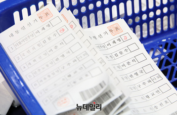 [포토] 쌓여가는 투표용지 