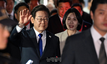 [포토] 당사 떠나 행사장 향하는 이재명 후보