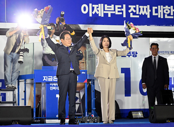 [포토] 감사 인사하는 이재명 당선인과 김혜경 여사