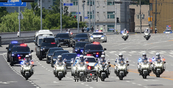 [포토] 국회 취임식 들어서는 대통령 차량