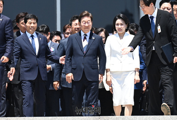 [포토] 국회 나서며 지지자들에 인사하는 이재명 내외