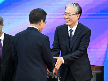 [포토] 이재명 대통령과 악수하는 김형두 권한대행