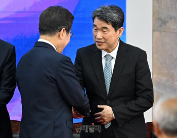 [포토] 대통령 취임식서 악수 나누는 이재명-이주호