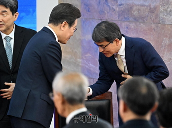 [포토] 악수하는 이재명-노태악