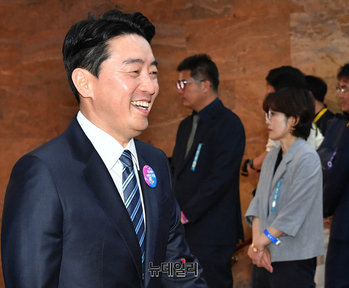 [포토] 취임식 참석하는 강훈식 의원