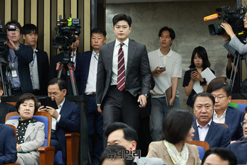 [포토] 의원총회 참석하는 김용태 국민의힘 비상대책위원장