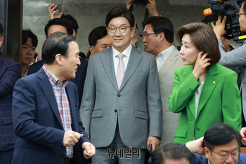 [포토] 의원총회 참석하는 권성동 원내대표