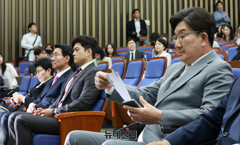 [포토] 의원총회 참석한 권성동 국민의힘 원내대표