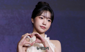 [영상] 오징어게임3 조유리 '귀엽게 하트'