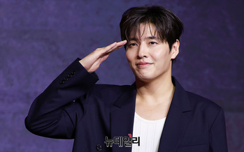 [영상] 오징어게임3 강하늘 '칼각 경례'