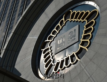 고법 판사가 '헌법 84조' 내세워 재판 중지 … '사법의 정치화' 넘어선 '사법 조공'