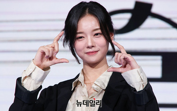 [포토] 풋풋한로맨스 최다음 '나도 찰칵'