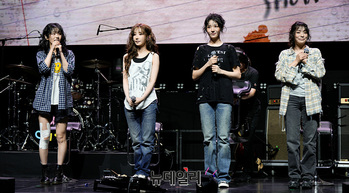 [영상] 컴백한 4인조 걸밴드 QWER