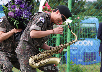 [영상] 색소폰 불며 등장한 BTS RM