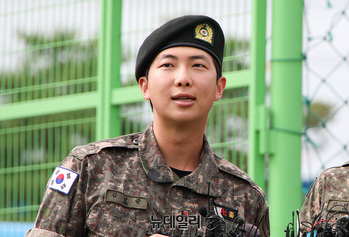 [포토] 전역소감 밝히는 BTS RM
