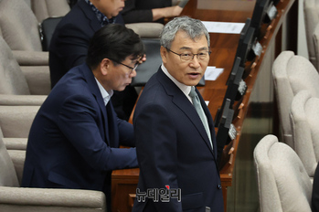 [포토] 서울시의회 정례회 개회식 입장하는 정근식 서울교육감