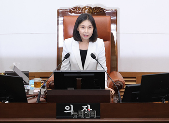 [포토] 서울시의회 개회 알리는 최호정 의장
