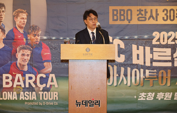[포토] FC바로셀로나 소개하는 송영주 해설가 