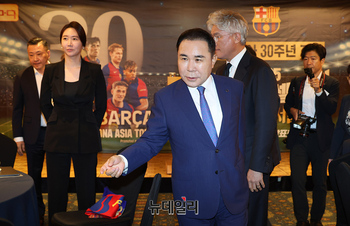 [포토] 창사 30주년 맞아 FC바로셀로나 초청한 윤홍근 BBQ회장