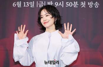 [영상] 우리영화 이설 '반갑게 손인사'