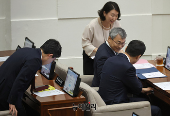 [포토] 서울시의회 개회식서 대화나누는 오세훈-정근식