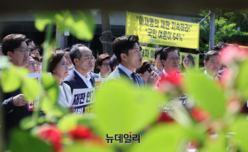 [포토] 법원 앞에서 李재판 속개 촉구하는 김용태 비대위원장