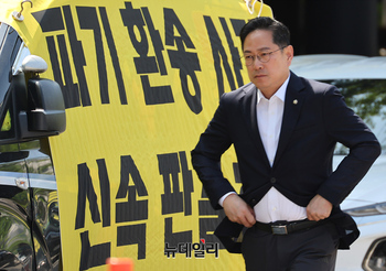 [포토] 서울고법 의원총회 입장하는 박수영 의원